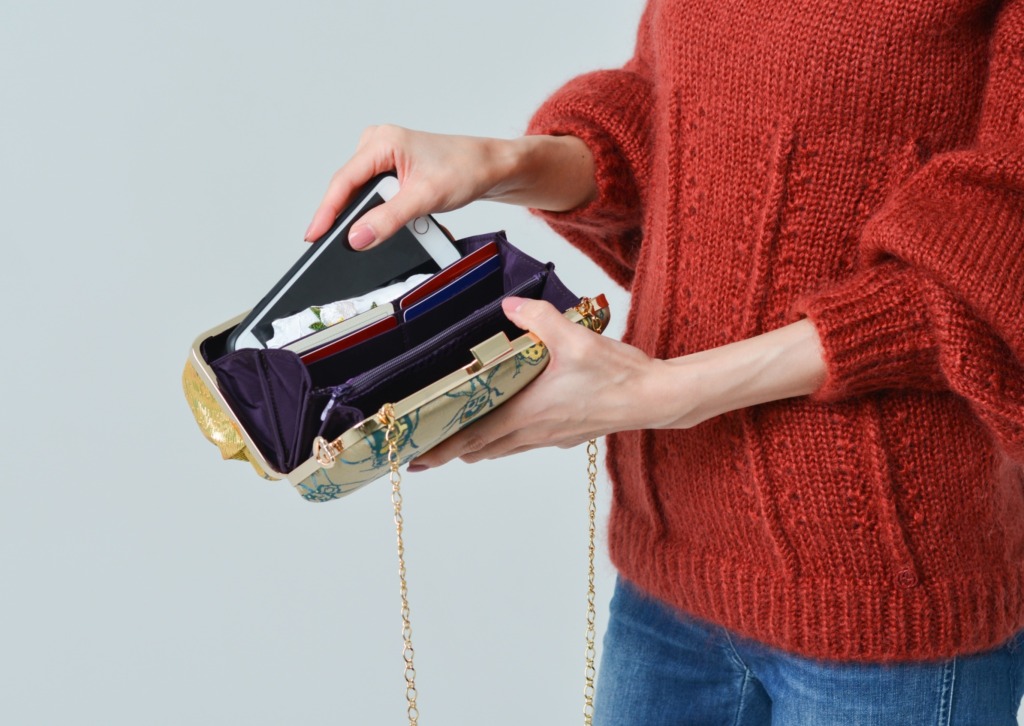 きらめくクラッチバッグ