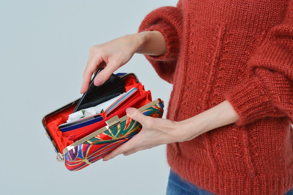 きらめくクラッチバッグ