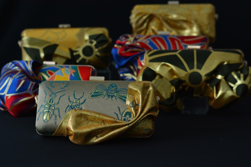 きらめくクラッチバッグ