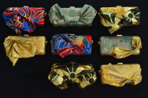 きらめくクラッチバッグ