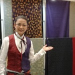 西陣岡本の専務取締役でありテキスタイルデザイナーの岡本絵麻の写真