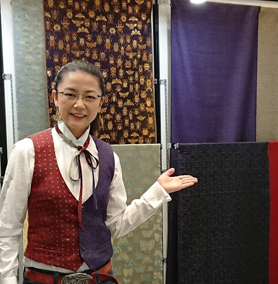 西陣岡本の専務取締役でありテキスタイルデザイナーの岡本絵麻の写真