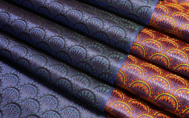 西陣織金襴　青海波唐草紋様