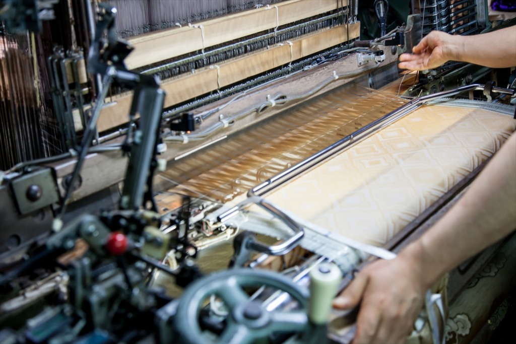 西陣織で使われるシャットルによる力織機の写真