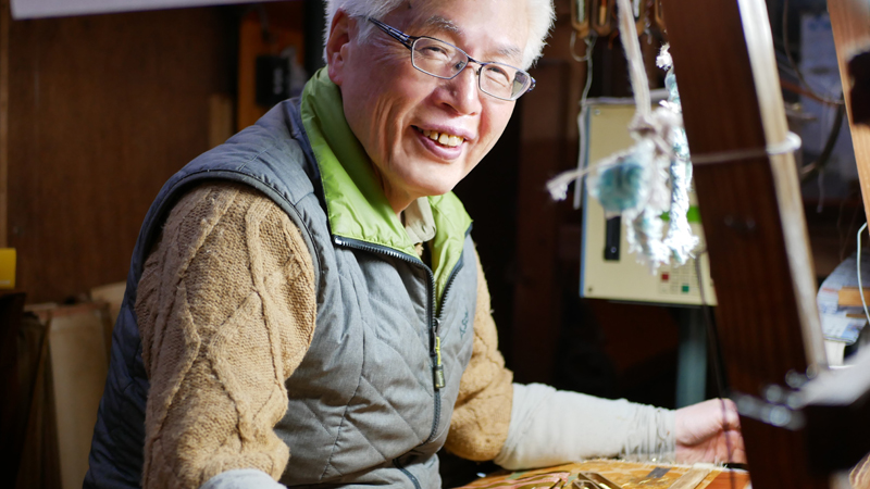 西陣織 金襴を手織りで織る職人　伝統工芸士　岡本忠雄