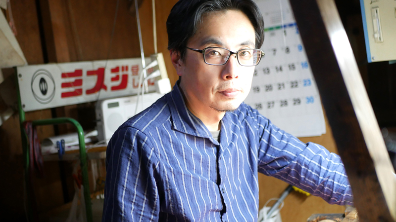 西陣織 金襴を手織りで織る職人　伝統工芸士　岡本圭司