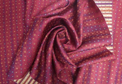 西陣織 金襴 正倉院紋様の布地の写真