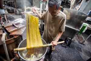 染料を計量することなく絹糸を染め上げる、経験が必要な「勘染」の職人の仕事風