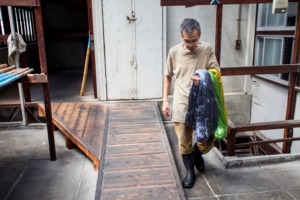 染料を計量することなく絹糸を染め上げる、経験が必要な「勘染」の職人の仕事風