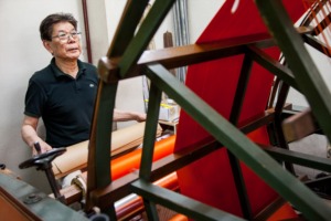 経糸を整経する職人の仕事風景 染料を計量することなく絹糸を染め上げる、経験が必要な「勘染」の職人の仕事風 photo @studio_fit_kyoto 染料を計量することなく絹糸を染め上げる、経験が必要な「勘染」の職人の仕事風 photo @studio_fit_kyoto