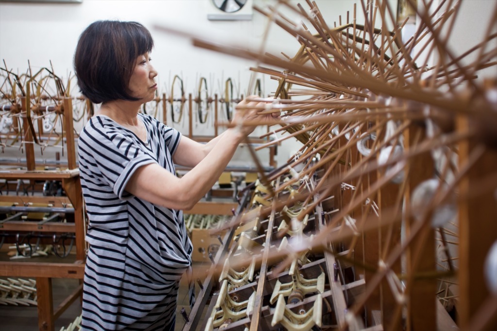 経糸を整経する職人の仕事風景