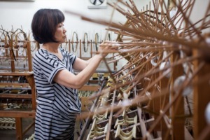 経糸を整経する職人の仕事風景