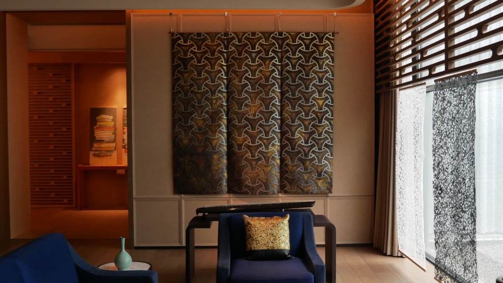 西陣織 金襴 真珠粉本銀箔模様引箔 独楽繋ぎ紋様 タペストリー