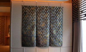 西陣織 金襴 真珠粉本銀箔模様引箔　独楽繋ぎ紋様　タペストリー