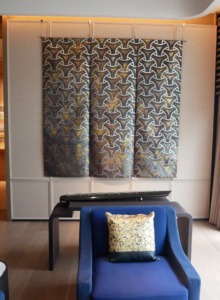 西陣織 金襴 真珠粉本銀箔模様引箔　独楽繋ぎ紋様　タペストリー