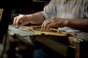 西陣織金襴　手機での製織風景 