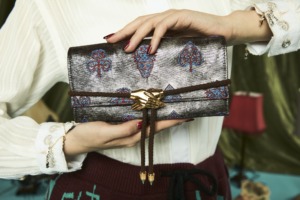 西陣織金襴全正絹真珠粉本銀箔模様引箔 ha | za | ma 失われた紋章の長財布