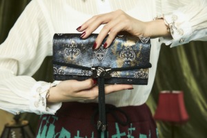 西陣織金襴全正絹真珠粉本銀箔模様引箔　ha | za | ma　失われた紋章の長財布