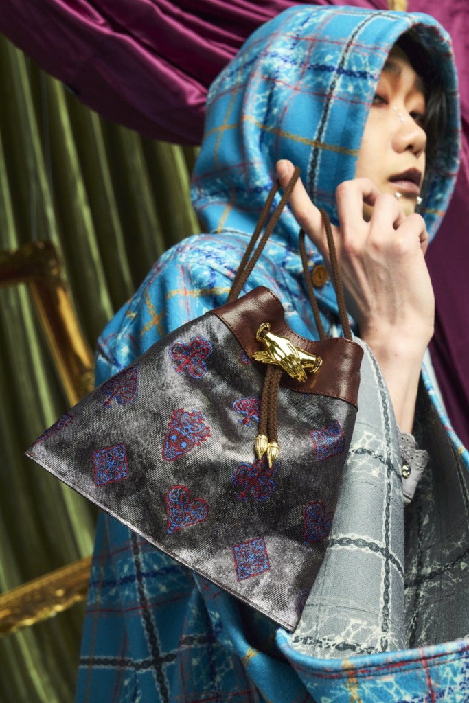 西陣織金襴全正絹真珠粉本銀箔模様引箔　ha | za | ma　失われた紋章の巾着バッグ