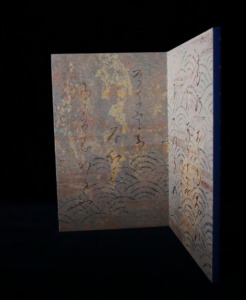 西陣織 金襴 真珠粉本銀箔模様引箔　屏風 「源氏物語」第七帖　紅葉賀 物思ふに 立ち舞ふべくも あらぬ身の 袖うち振りし 心知りきや