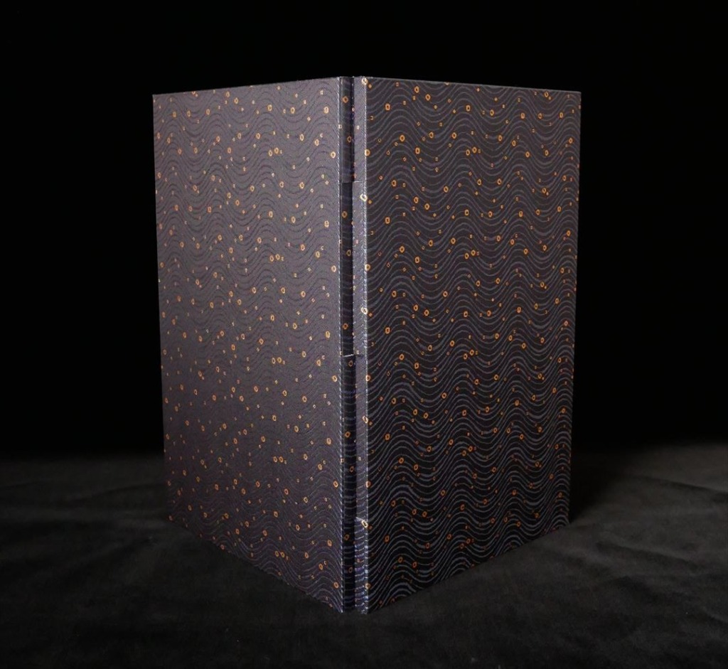 西陣織 金襴 真珠粉本銀箔模様引箔　屏風 「源氏物語」第七帖　紅葉賀 物思ふに 立ち舞ふべくも あらぬ身の 袖うち振りし 心知りきや