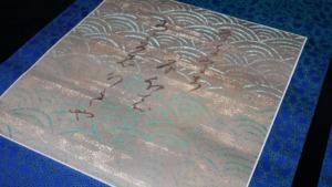 西陣織 金襴 真珠粉本銀箔模様引箔 掛け軸 「源氏物語」第七帖 紅葉賀 物思ふに 立ち舞ふべくも あらぬ身の 袖うち振りし 心知りきや