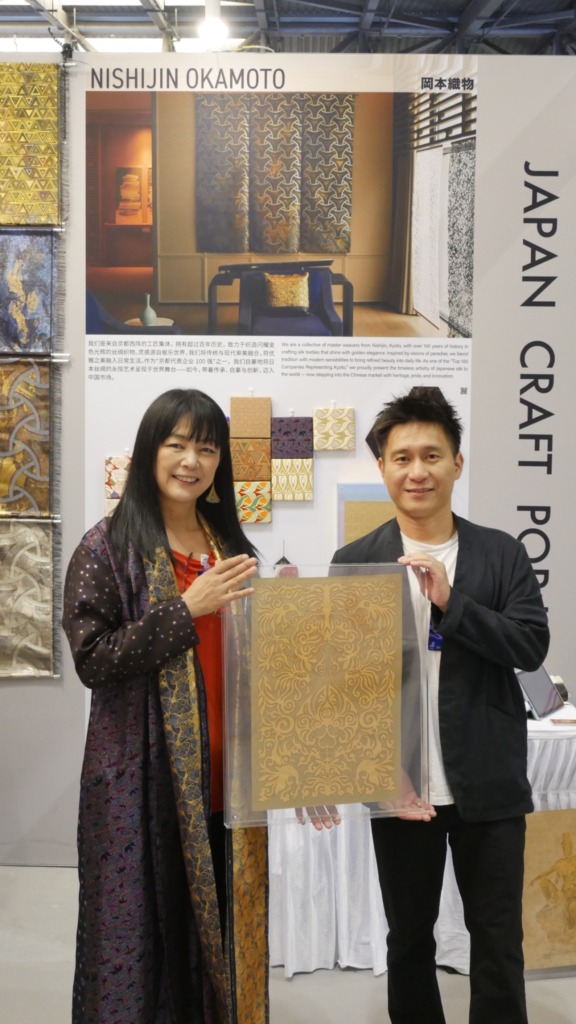 西陣織製品　デザイン上海搬入日‐初日　百年匠人社長の許虎氏と共に