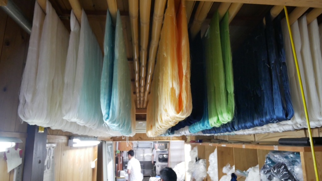 先染め織物 西陣織を支える染めの技術｜有限会社寺井染工では染め終わった絹糸がきれいに干されていた。とてもきれいな風景。