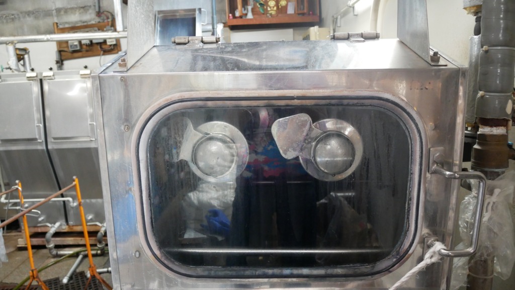 先染め織物 西陣織を支える染めの技術｜有限会社寺井染工　綛（かせ）をくるくると回しながら染める機械