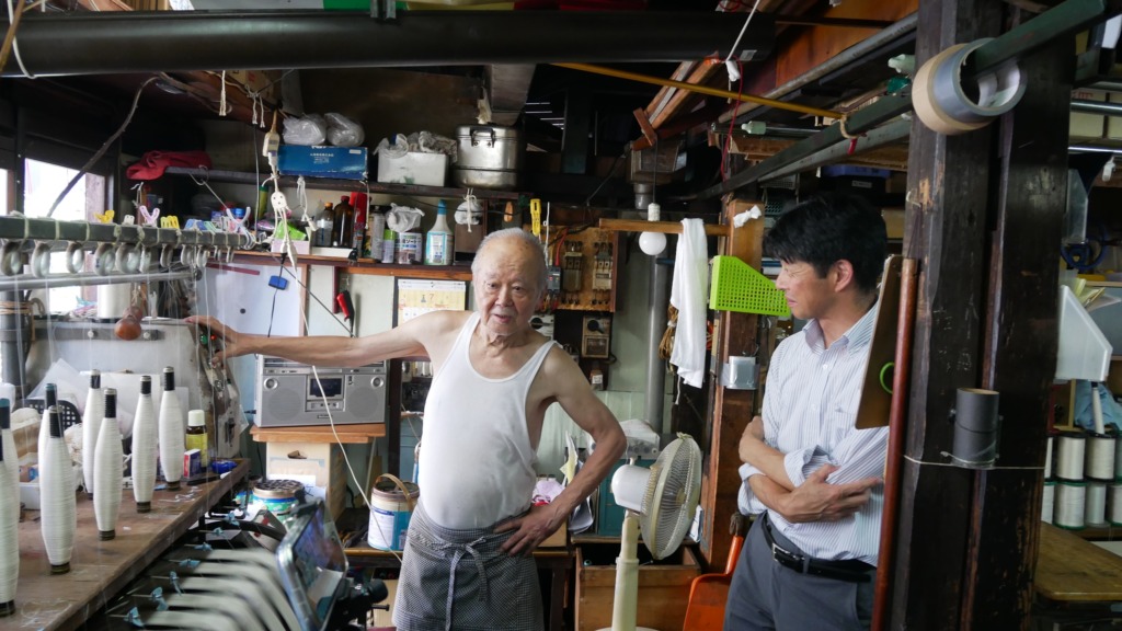 沢田撚糸の澤田社長と蚕光株式会社 中岡社長 撚糸の工場にて