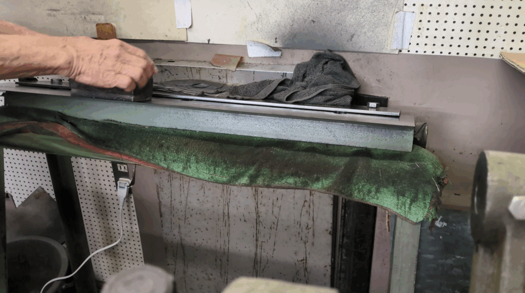 西陣織で使われる珍しい糸、引箔の最終工程｜有限会社竹内切断所　西陣織 引箔 裁断 工程