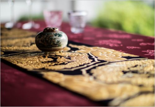 西陣織金襴散雲丸龍紋様で仕立てたテーブルセンターの写真