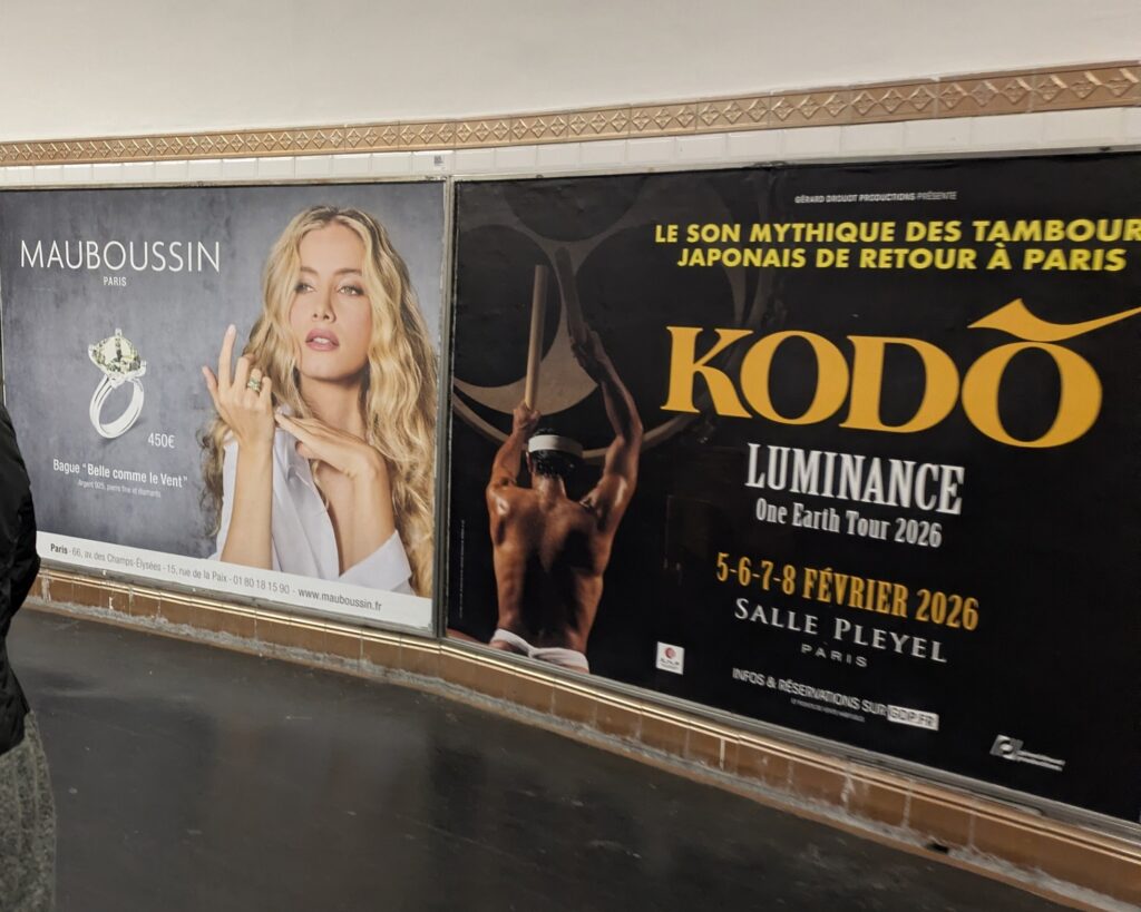 パリの地下鉄で見かけた太鼓芸能集団「鼓童（KODO）」のポスター