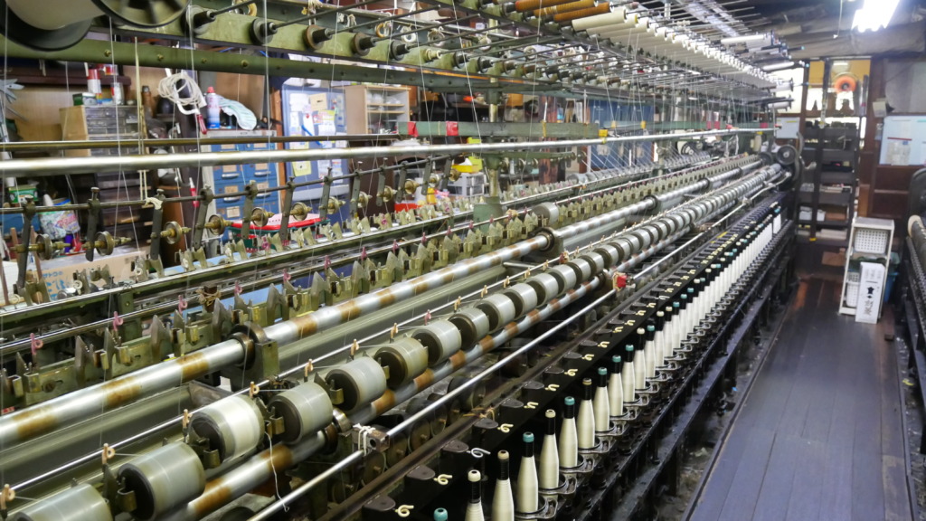西陣織 金襴で使われる絹糸の撚糸の現場　澤田撚糸工場で撚糸をしている所の写真
