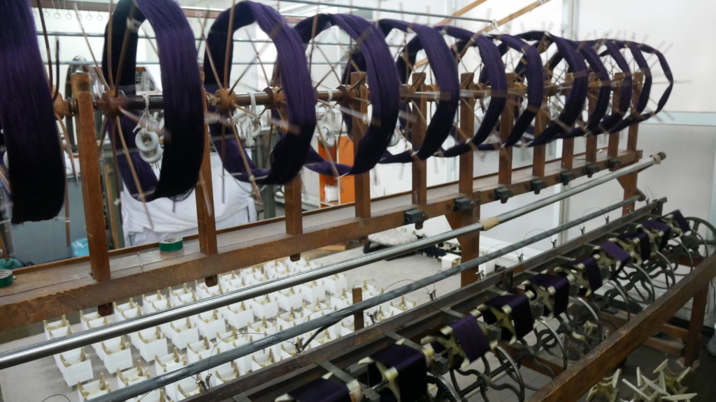 西陣の整経屋、中川整経での糸繰のシーン