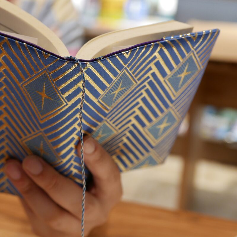 西陣織貴覧で作ったブックカバー