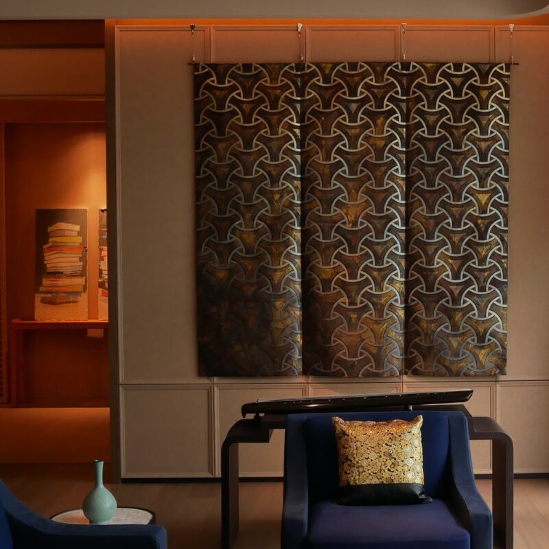 西陣織 金襴 真珠粉本銀箔模様引箔　独楽繋ぎ紋様　タペストリー