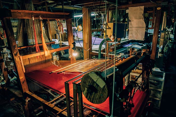 西陣織金襴の手織り用織機の写真