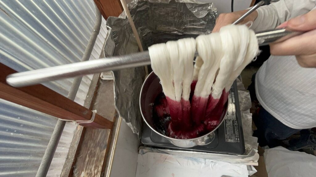 日本産紫根で染めた絹糸で西陣織を織る 糸を染めているシーン