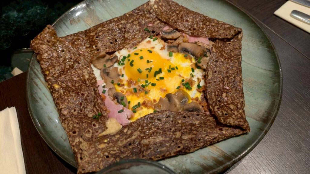 フランスで食べたガレット(卵とベーコン)