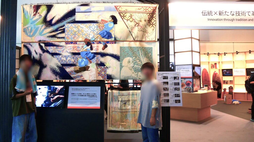 「MANGA×西陣織金襴絵箔 順引き模様引箔『ひゅらん。』」搬入日にて（顔出しはNGのためぼかしています）