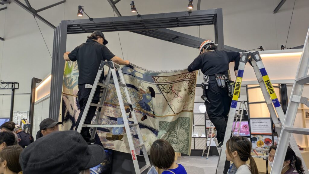 万博未来航路搬入日 スタッフさんが設営をしてくれている写真