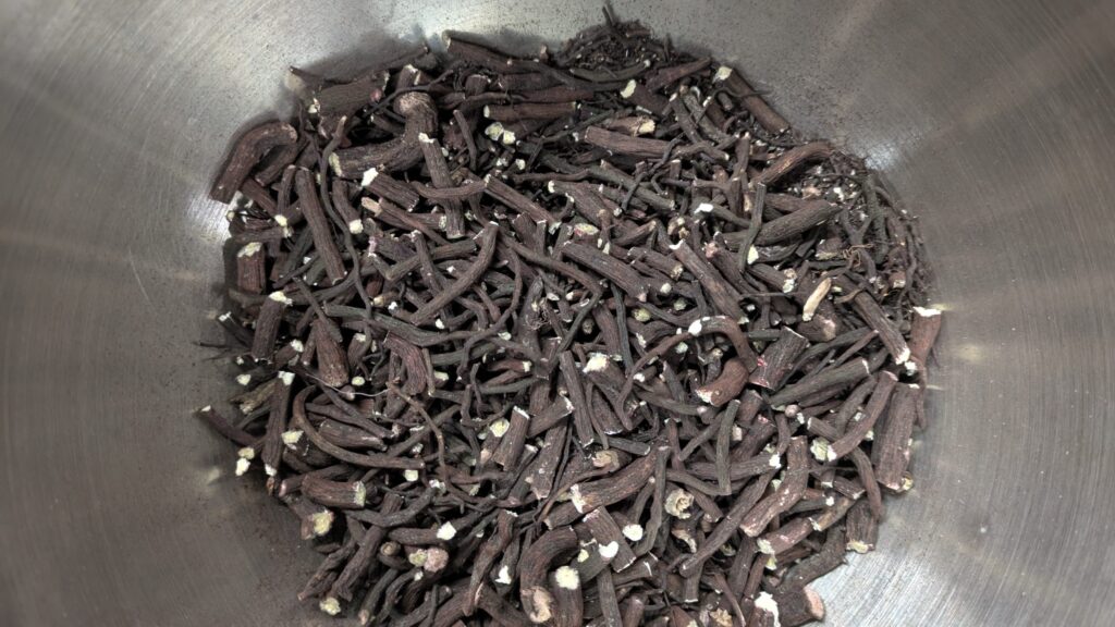 日本産紫根で染めた絹糸で西陣織を織る