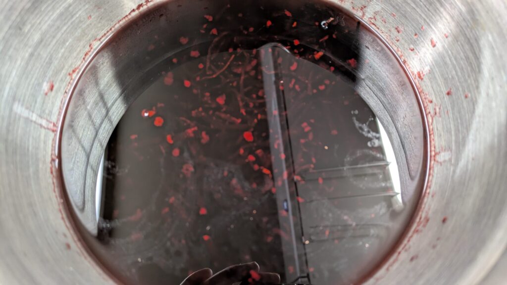 日本産紫根で染めた絹糸で西陣織を織る