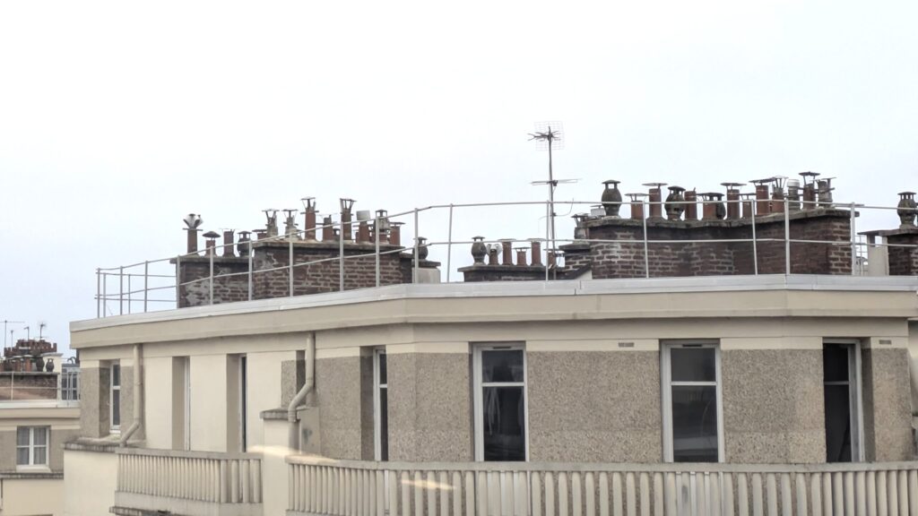 アパルトマンの屋上に見える煙突群