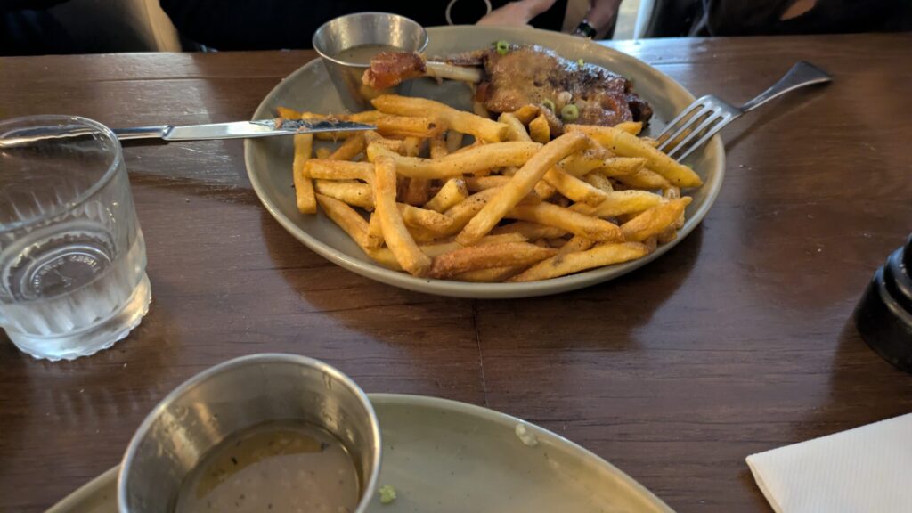 鴨肉を油で煮た伝統的料理 骨付き鴨のコンフィ