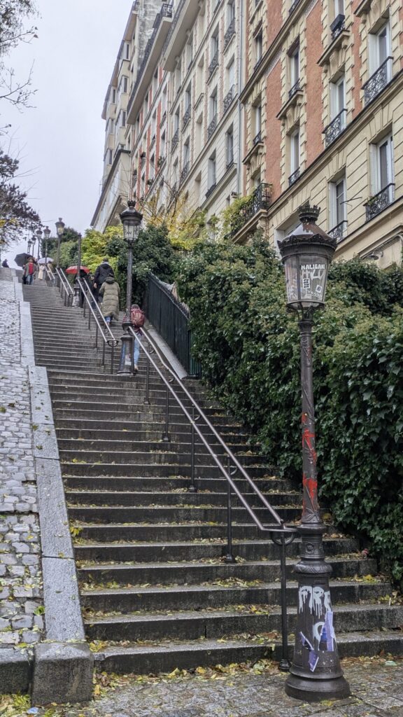 サクレクール寺院への階段