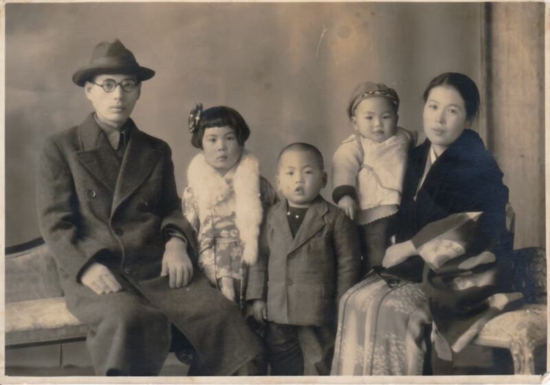 西陣岡本　初代社長の岡本九一郎とその妻はつ、3人の子供たち真ん中が2代目社長の岡本忠雄